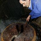 Demostraci�n de prensado da oliva nunha das �ltimas Mostras do Aceite de Quiroga en Bendill�.