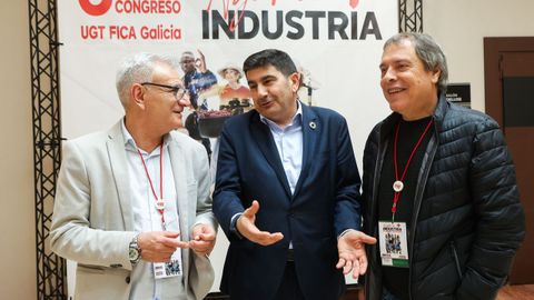 Carreiro (izquierda) y Hoya (derecha), con el delegado del Gobierno, Pedro Blanco
