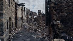 Los escombros siguen tapando varias calles de San Vicente de Leira.