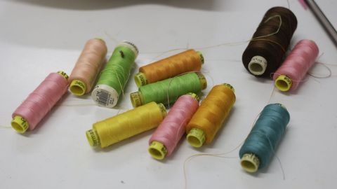 Los hilos con los que trabajan los alumnos de As Margaridas