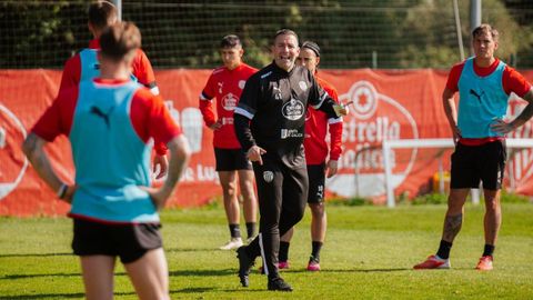 &Aacute;lex Ortiz dirigi&oacute; este martes en el campo de O Ceo la primera sesi&oacute;n de su segunda etapa en el banquillo albivermello.