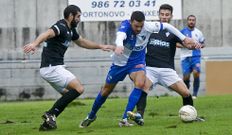 Hugo Soto, en el centro, ante dos rivales del Vilalonga. 