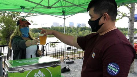 En Washington regalan cervezas a las personas que acudan a vacunarse frente al covid-19