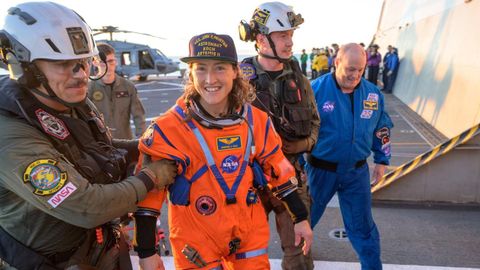 Christina Koch, ayudada poco despu�s de salir de la c�psula.