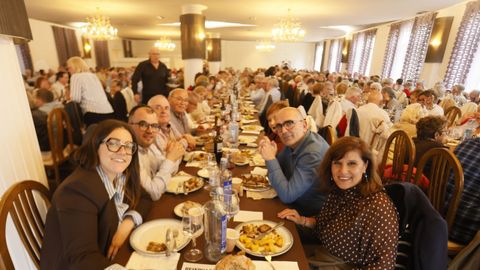 <span lang= gl >Mari�a Gueimunde, alcaldesa, acudiu � comida canda Mart�n Vale (tenente de alcaldesa), e os concelleiros Vicente V�zquez e Saray Ventura</span>