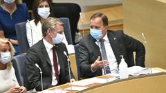 El primer ministro Stefan L�fven (derecha), durante la hist�rica sesi�n en el Parlamento.