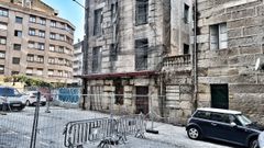 A pesar de que las intervenciones de los bomberos para inspeccionar el estado del inmueble se realizaron hace un mes, nada ha cambiado desde entonces. Solo se ha restringido el acceso a la zona trasera del edificio convirtiendo este tramo en un aparcamiento