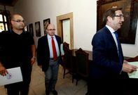 Cela y Reyes cuestionan la legitimidad del futuro gobierno, que Curr�s y el PP defienden. 