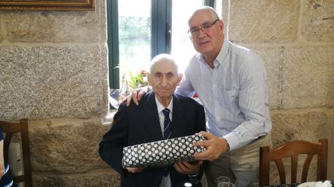 Manuel Rial, a la izquierda, junto con el actual regidor de A Lama, Jorge Canda, en un homenaje que le hizo el gobierno local 