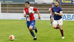 <span lang= gl >Carlos Torrado, correndo a banda no partido da primeira volta fronte ao CD Estradense no campo da Lomba</span>