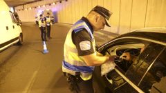 Control de la polic�a en el t�nel de la plaza de Espa�a