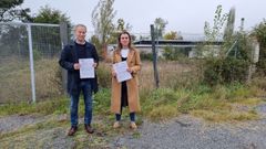 Rafael Rodr�guez Villarino y Natalia Gonz�lez, ante las instalaciones de Untes.