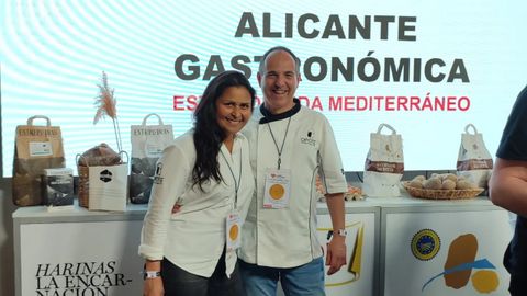 Alberto Garca y Ana Mara Surez, del mesn O Pote de Betanzos, tras ser proclamados ganadores del Campeonato de Espaa de tortilla de patatas