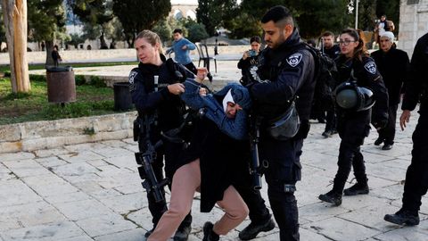 La Polic�a de Fronteras de Israel con una mujer detenida en la explanada de la mezquita de Al Aqsa.