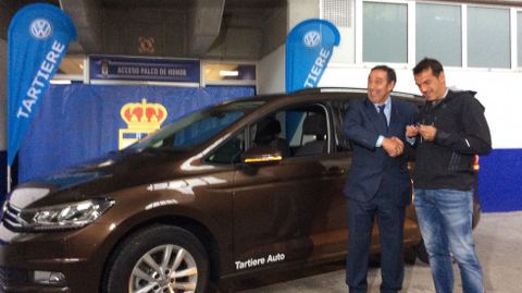 Esteban recibe su coche