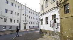 En el exterior, los bloques donde ya se han renovado cubiertas y fachadas contrastan con la mayor�a que a�n esperan una intervenci�n.