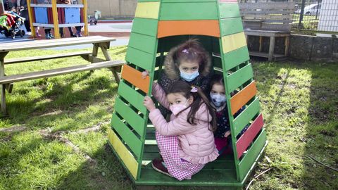 Caba�a india del patio del colegio A Laxe que construyeron los alumnos de FP del Ferrolterra