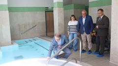 El delegado de la Xunta en Ourense, Manuel Pardo, con la alcaldesa de Lobios, en la visita al Hotel Balneario Caldaria.