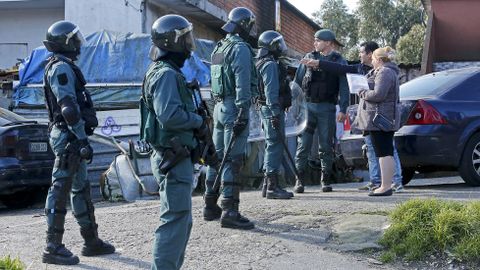 Operativo antidroga de la Guardia Civil en el poblado de O Vao