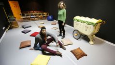 Leonel Garc�a y Eva Vilas en la una de las tres salas que conforman el Teatro Aforo, sala situada en la calle Colombia. 