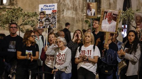 Varios familiares de vctimas de la dana se concentran frente al Palau de la Generalitat.