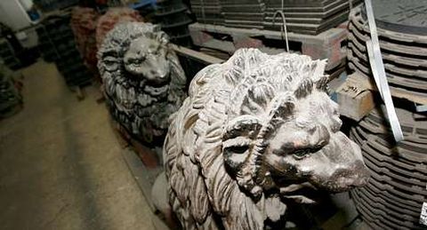 Los leones en la sede de Fundiciones Pardo, donde fueron restaurados en el a�o 2009.