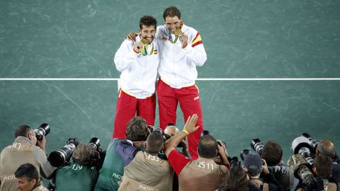 Nadal celebrando junto a Marc L�pez su oro en dobles en los Juegos de R�o 2016
