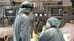 Una de las uci del Hospital Cl�nico de Santiago, el centro m�s grande del CHUS, en foto de archivo