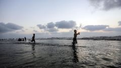 Ni�os palestinos en una playa de la franja de Gaza