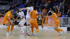 Jason intenta cortar el avance de Saura ante la mirada de Meira y Charly.