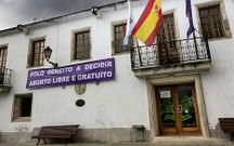 El nuevo cartel, con el mismo lema, en la fachada del consistorio.