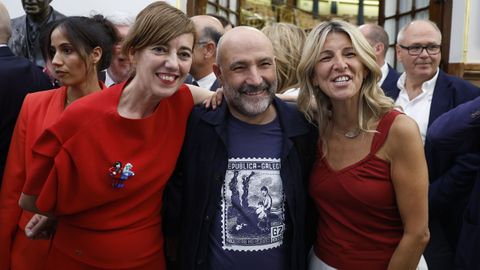 Marta Lois y Yolanda D�az, de Sumar, con N�stor Rego (BNG) en el centro.