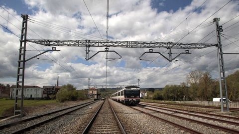 Cables y torres del tendido elctrico que suministra energa a los trenes en las cercanas de la estacin de Canaval (Sober)