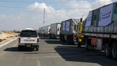 Camiones con ayuda humanitaria el paso de Rafah, en Egipto