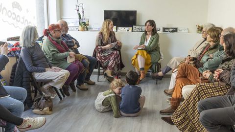 Alba Formoso, a la derecha, en la presentaci�n en Ris�n.