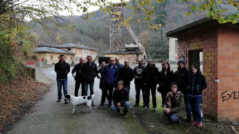 Concentraci�n de vecinos ante el Pozu San Jos� de Olloniego