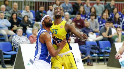 Partido Gipuzkoa-COB. Romaro Gill con N´Guessan.