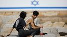 J�venes sin mascarilla, en Jaffa, Israel