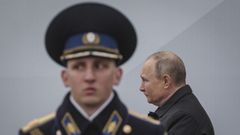 El presidente Putin pasa junto a un soldado durante el desfile del Da de la Victoria en la plaza Roja, en Mosc