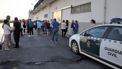 Las pescantinas plantan la subasta de pescado en solidaridad con los lonjeros despedidos en Cambados