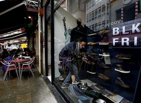 El �Viernes Negro� lleg� ayer, con repercusiones muy desiguales, a los comercios arousanos. 