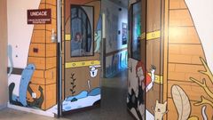 Entrada a la uci pedi�trica del hospital materno infantil Teresa Herrera (Chuac), con las ilustraciones de Araceli Paz dentro del proyecto de humanizaci�n impulsado por la Fundaci�n M� Jos� Jove