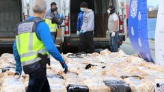 Los fardos a bordo del Karar, que zarp� de Panam�, se desembarcaron en Vigo tras el abordaje de la Polic�a Nacional y Vigilancia Aduanera a 300 millas de las islas C�es.