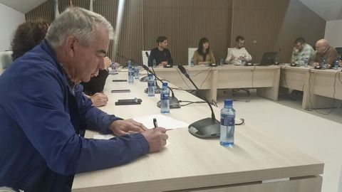 El concejal del BNG, Tino Alvite (a la izquierda), en el pleno de este martes, en el que su voto coincidi� con el del gobierno local