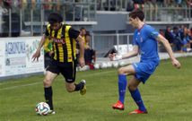 Iago Quintairos se mostr� siempre muy seguro en el marcaje al goleador Changui. 