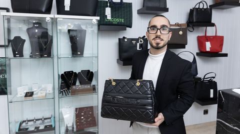 Iván Álvarez, en su tienda de la calle Coruña, con joyas, relojes, bolsos y complementos.