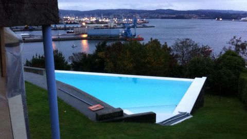 Piscina recientemente construida en una casa de A Graa, en Ferrol