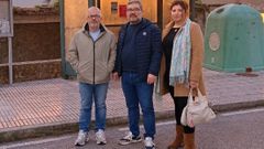 El diputado parlamentario �scar Insua con los ediles ceenses Serxio Dom�nguez y Montse Canosa en la parada del n�cleo interior de A Ameixenda