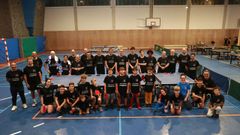 Foto de familia de varios de los integrantes del Club de Tenis de Mesa Breog�n Oleiros, que entrena y juega en el pabell�n municipal de Bastiagueiro.