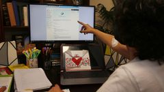 La madre, con su hijo de fondo